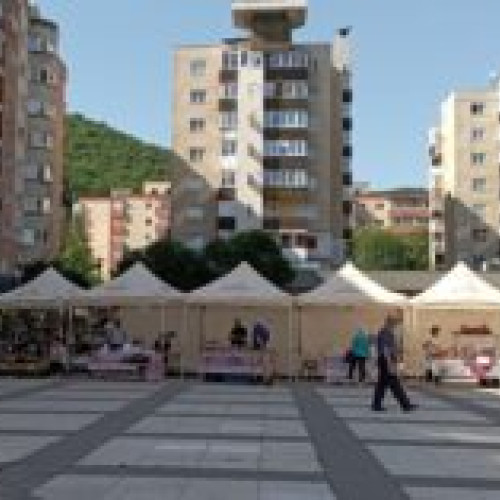 Targ cu produse locale autentice, sambata, pe pietonalul din Racadau