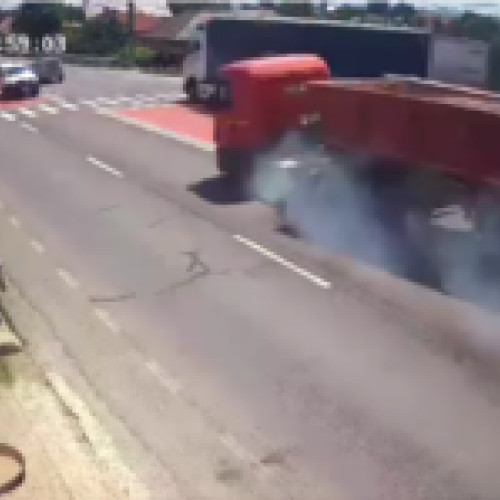Accident spectaculos pe DN 6 în Dolj: un TIR a lovit două mașini, provocând rănirea a două persoane