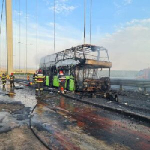 Un autocar cu cetățeni ucraineni a ars complet pe podul peste Dunăre de la Brăila