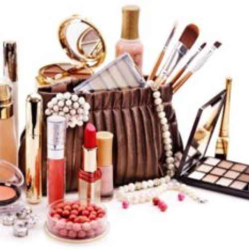 ANPC descoperă nereguli la peste 800 de comercianți de produse cosmetice