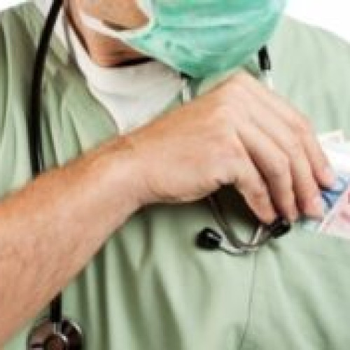 Ofițerii de poliție judiciară prind un medic din Brașov în flagrant delict