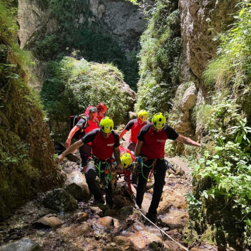 Intervenție de urgență în Canionul Timiș: turist rănit după o cădere de la 10 metri