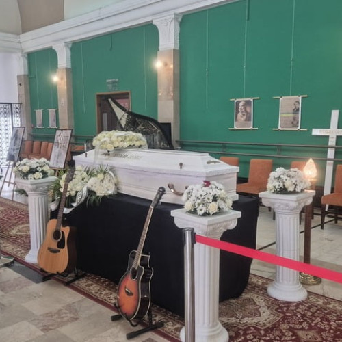 Trupul lui Nicu Covaci, liderul formației Phoenix, depus la Filarmonica &quot;Banatul&quot; din Timișoara