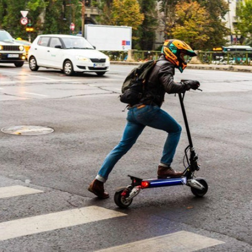 Accident cu trotineta electrică la Brașov, șoferița aflată sub influența alcoolului
