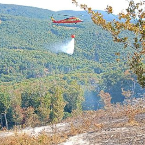 Elicopter Black Hawk intervine pentru stingerea unui incendiu de forestier în Munții Bucegi