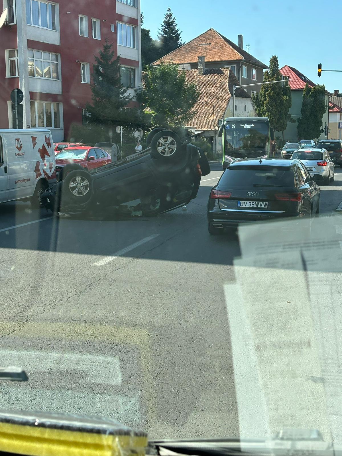 Accident rutier în municipiul Brașov între două autoturisme