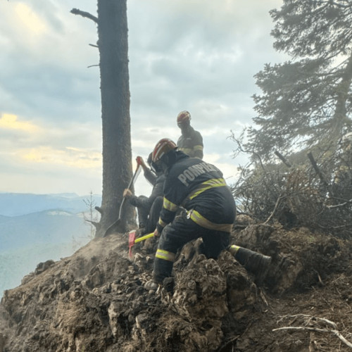 Incendiu în Masivul Piatra Mare: Acțiunea de stingere întreruptă din cauza întunericului