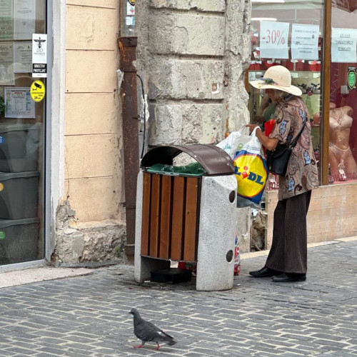 Strângerea sticlelor și borcanelor, o activitate cotidiană în Brașov