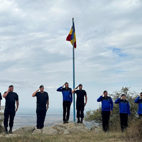 Drapelul României, arborat pe Vârful Tutuiatu de către jandarmi