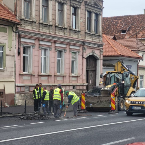 Lucrări de amenajare a benzilor de autobuz în Brașov, initiate în ciuda asfaltului proaspăt