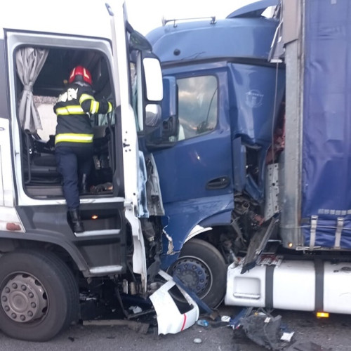 Trei răniți în urma unei coliziuni între două TIR-uri pe Autostrada A1