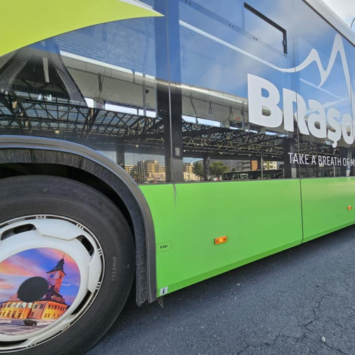 Un tânăr din Brașov atrage turiști cu autobuzul său personalizat