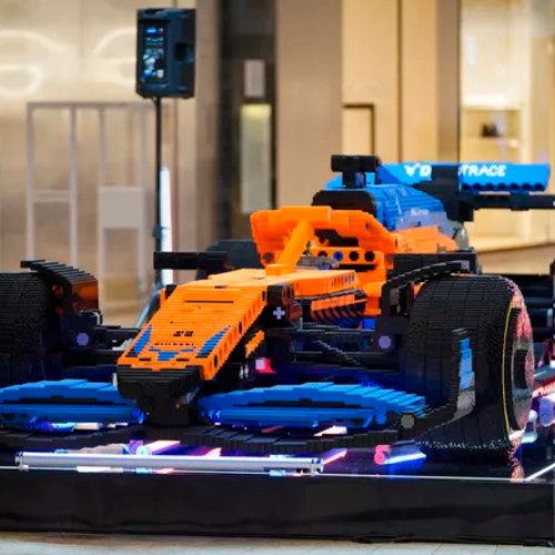 Replica LEGO a monopostului McLaren Formula 1, expusă la București