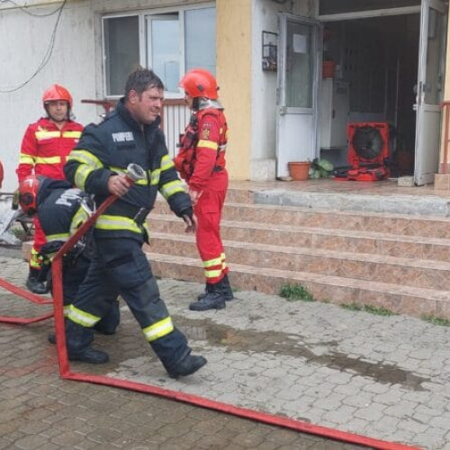 Incendiu la un bloc ANL din Făgăraș, scara va fi reparată