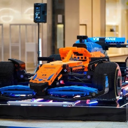 Macheta McLaren F1 din peste 288.000 de piese LEGO, expusă la Coresi Shopping Resort