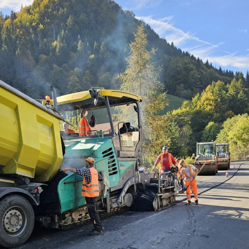 Lucrările de reabilitare a DN73F din comuna Moieciu sunt aproape de finalizare