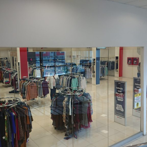 Magazinele Seky și SecondText: Oferte variate și sustenabilitate în moda românească