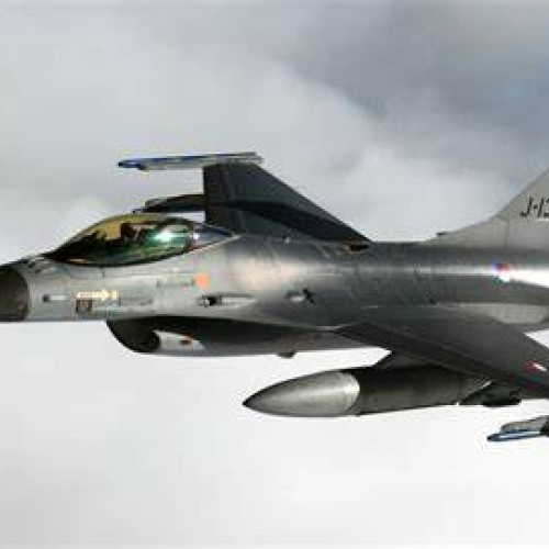 Trei aeronave F-16 Fighting Falcon aterizează în România