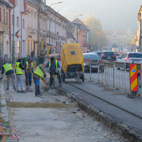 Lucrările de refacere a carosabilului pe strada Lunga, reluate la solicitarea primarului