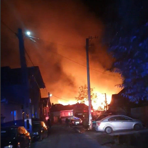 Incendiu puternic la Holbav, intervenție rapidă a pompierilor brașoveni