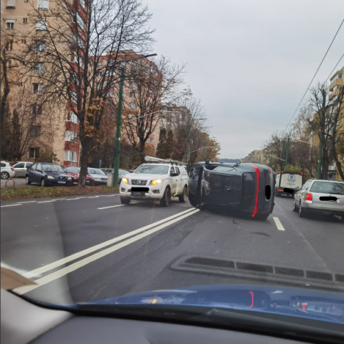 Accident rutier în Brașov: un autoturism de lux s-a răsturnat