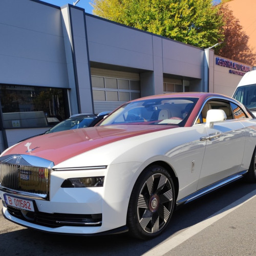 Registrul Auto Roman a prezentat primul model electric Rolls Royce, cu un preț de pornire de 400.000 de euro