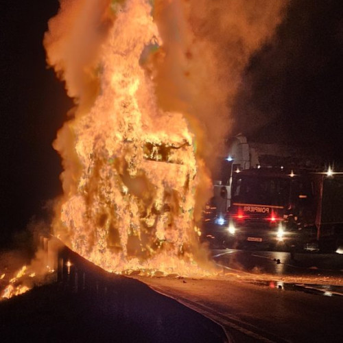 Trafic oprit pe DN 1 din cauza unui incendiu la un camion