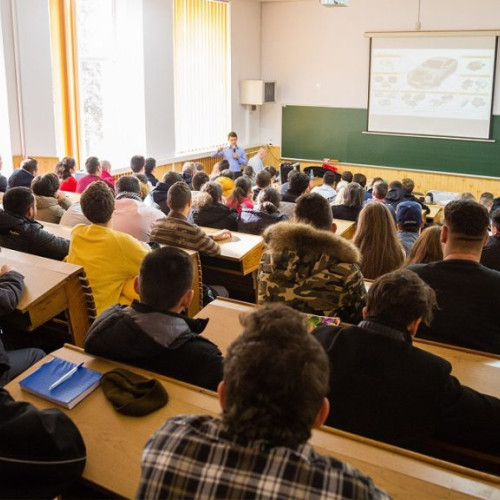 Consiliul Național al Rectorilor îndeamnă studenții români să voteze în turul II al alegerilor prezidențiale