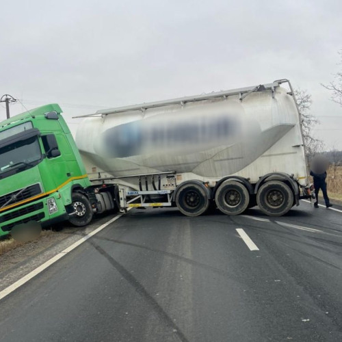 Traficul rutier blocat pe DN 1 din cauza unei autocisterne derapanate