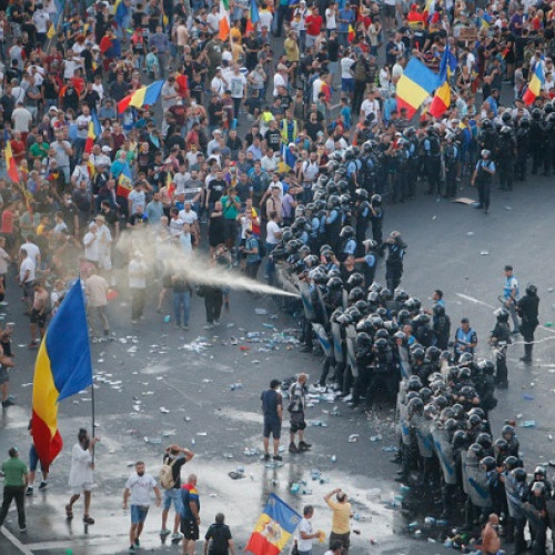 Societatea civilă organizează un miting în Piața Universității