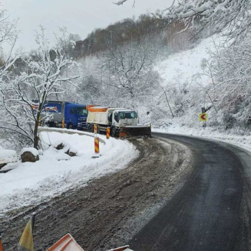 Dificultăți de circulație pe DN 12A din cauza ninsorii