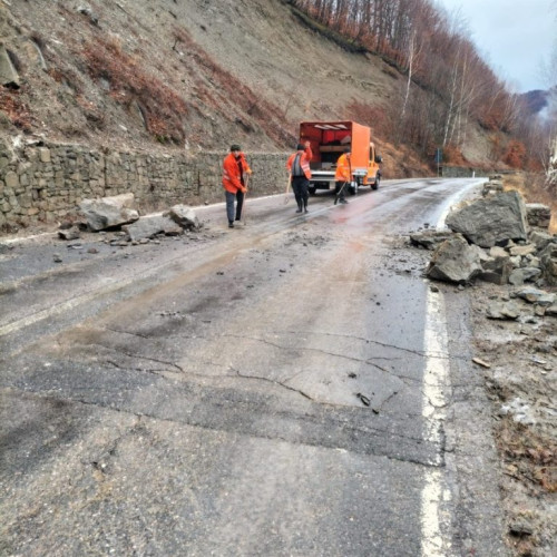 Caderi de pietre pe DN 10, între Brașov și Buzău, din cauza vremii nefavorabile