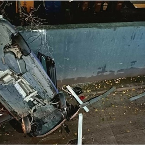 Accident grav la Mega Mall: O mașină a căzut de la etajul 2 al parcării