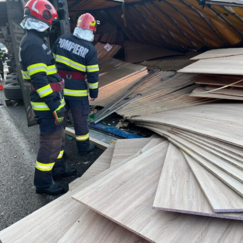 Accident rutier pe DN1, autotren răsturnat la Posada