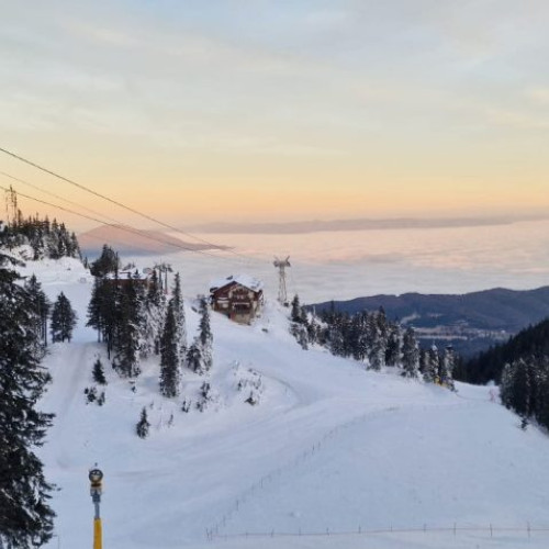 Brașovul în ceață, dar Poiana Brașov strălucește cu soare și condiții excelente pentru schi