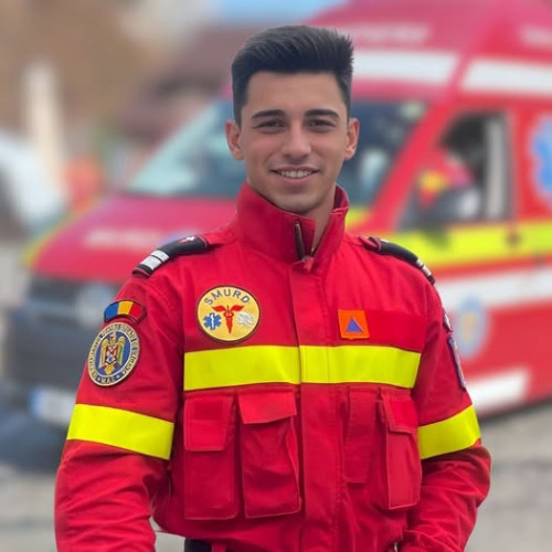 Femeie rănită lângă trecerea de pietoni, ajutată de un paramedic din Brașov