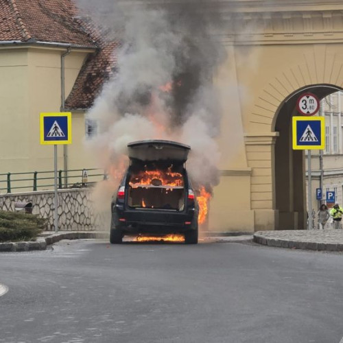 Mașină în flăcări în Brașov