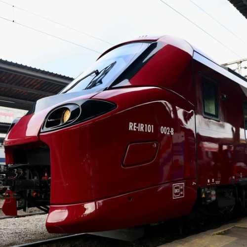 Un tren pe ruta Brașov-București Nord atacat cu pietre