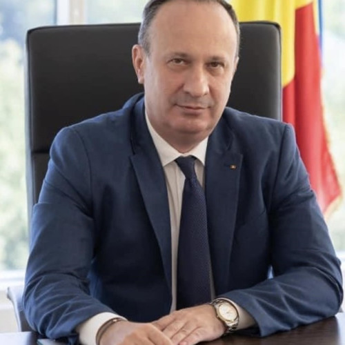 Pensiile și salariile, de trei ori mai mici în 2012, afirmă Adrian Caciu
