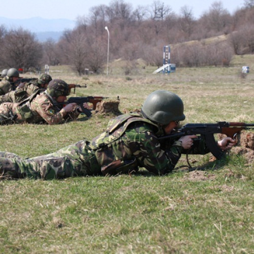 Exercitii de tragere cu armament in poligonul Cincu