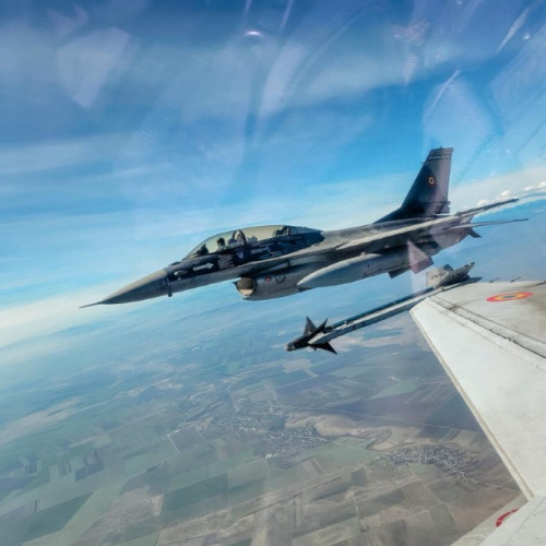 Antrenamente cu avioane F-16 în regim supersonic pe teritoriul României