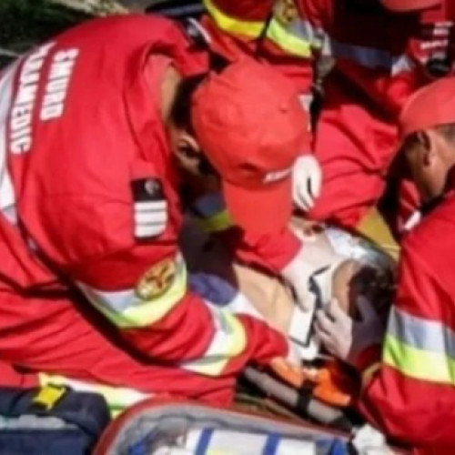 Trei persoane, găsite inconștiente într-un bazin cu apă în localitatea Lunguletu, Dâmbovița, la fața locului s-au deplasat mai multe echipaje de intervenție, potrivit newsbv.ro. Conform sursei, un bărbat a fost transportat la spital pentru îngrijiri, în timp ce celelalte două victime se află în stop cardio-respirator și se efectuează manevre de resuscitare.