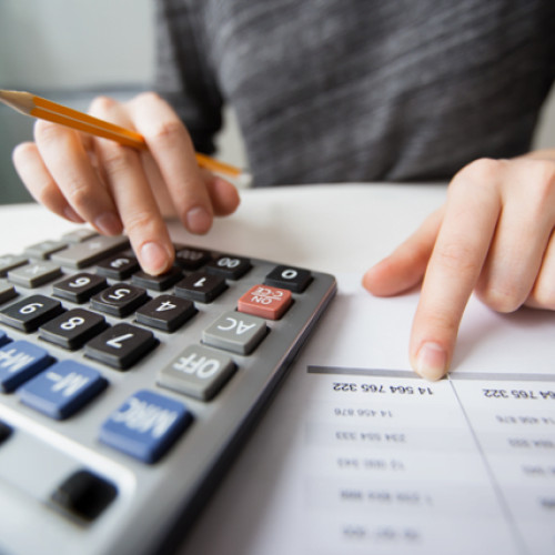 Noile măsuri fiscale vor afecta salariile și locurile de muncă ale românilor