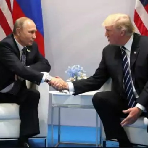 Donald Trump a avut o convorbire telefonică de peste o oră cu Vladimir Putin, discuție în care au abordat atacurile Ucrainei asupra avioanelor rusești, conform site-ului newsbv.ro. Potrivit sursei, Trump a precizat că Putin i-a spus ferm că va trebui să răspundă la atacurile recente.