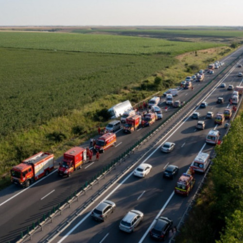Un autocar s-a răsturnat pe Autostrada A2, în judeţul Călăraşi. Mai mulţi copii răniţi şi un adult decedat (FOTO&VIDEO)