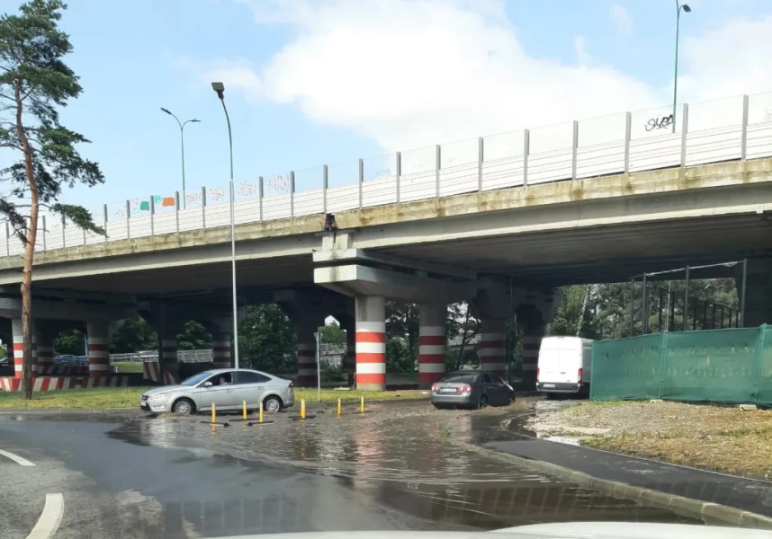 Noua atracție sub Pasajul Fartec: o piscina formata după ploi abundente
