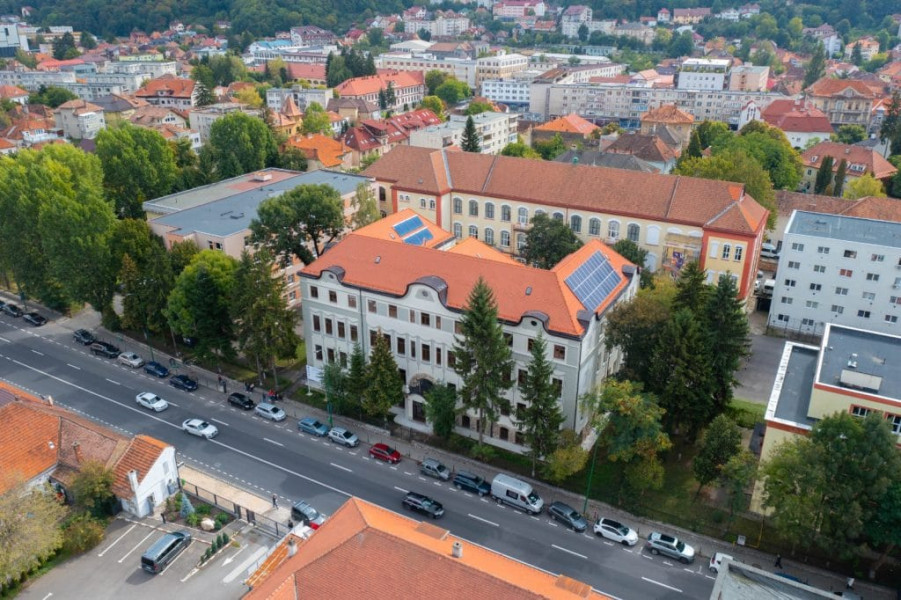 Primăria Brașov va instala sisteme fotovoltaice în mai multe școli din oraș