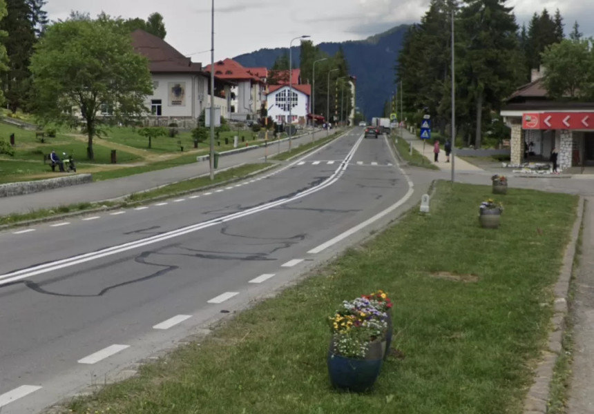 Predealul a fost împodobit cu flori pe perioada sezonului cald pentru a oferi un aspect plăcut și pentru a adăuga culoare în zona centrală a stațiunii. Florile, plantate atât în ronduri, cât și în jardiniere, necesită întreținere regulată pentru a-și păstra frumusețea. Potrivit bizbrasov.ro, aceste lucrări includ irigarea și plivirea plantelor pentru a evita invazia de buruieni.