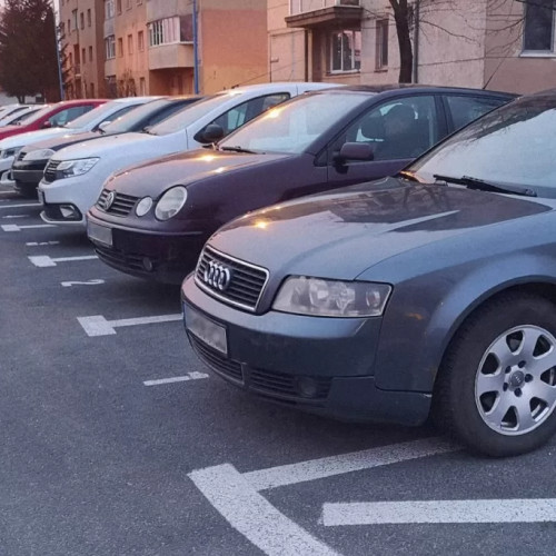 Încep primele licitații pentru parcările de reședință. Brașovenii din Bartolomeu sunt așteptați să închirieze un loc începând din data de 15 iulie, în funcție de strada pe care locuiesc/ Ce trebuie să facă persoanele care au deja un loc închiriat și plătit