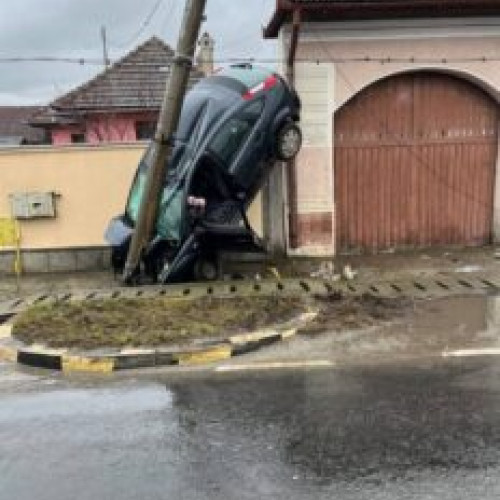 Accident rutier în zona Beclean, DN1. Șoferul pierde controlul mașinii și lovește un stâlp. Este transportat la spital pentru îngrijiri medicale.